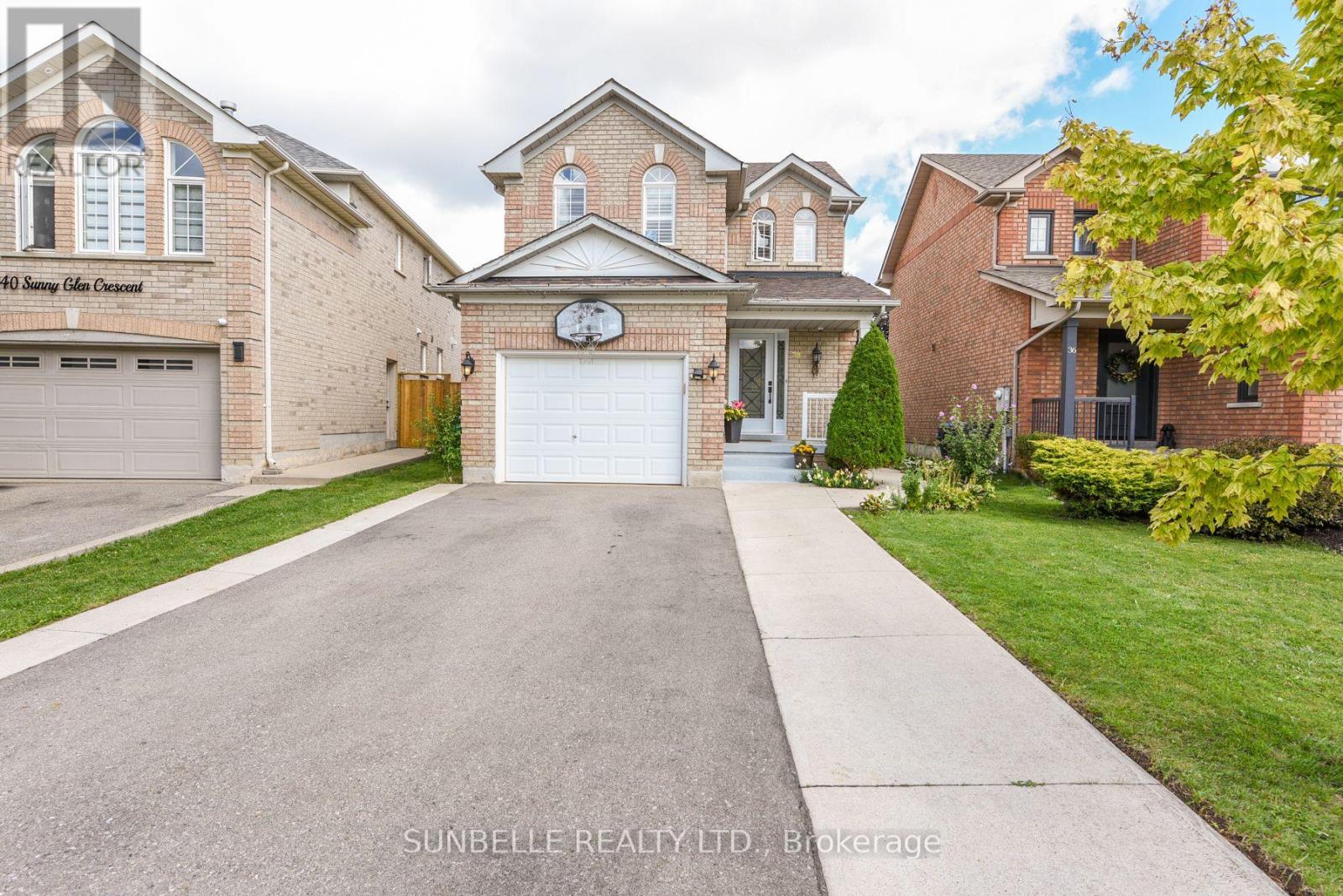 38 Sunny Glen Cres, Brampton Northwest Sandalwood Parkway, ON L7A 2C6