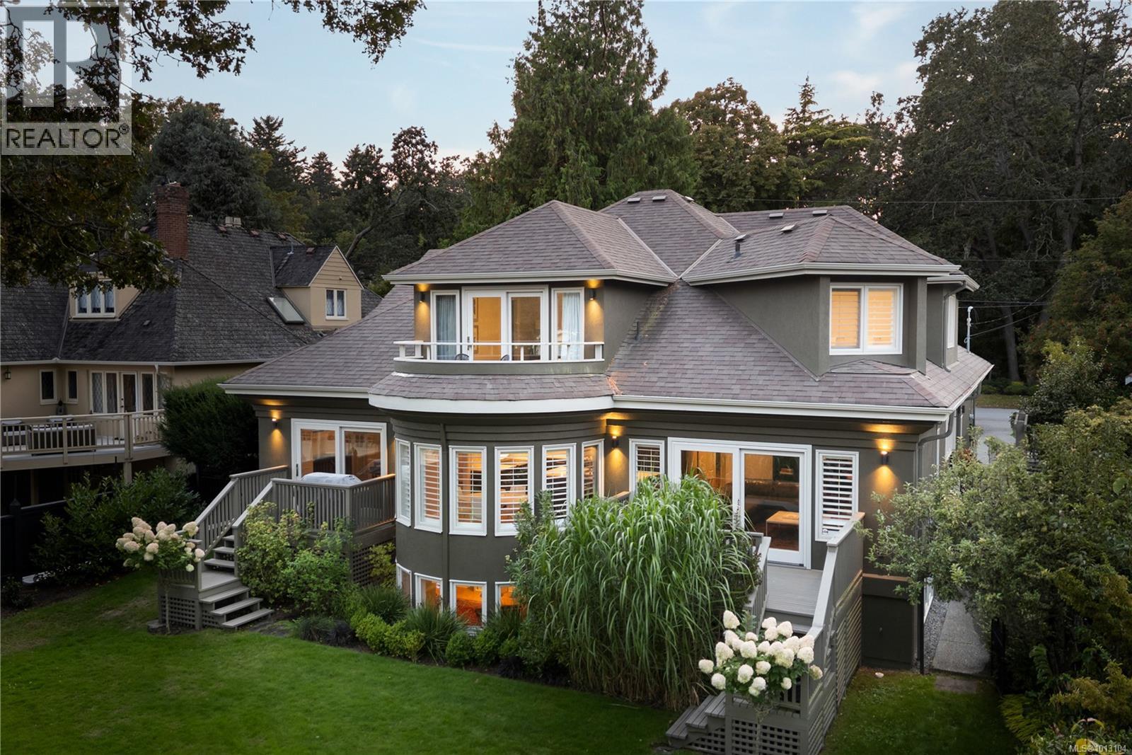 683 Mountjoy Ave, Oak Bay, BC V8S 4K8