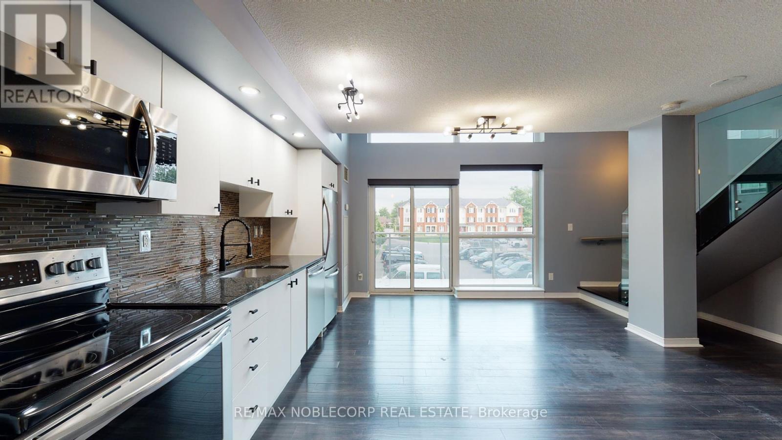 212 215 Queen St, Brampton, ON L6W 0A9