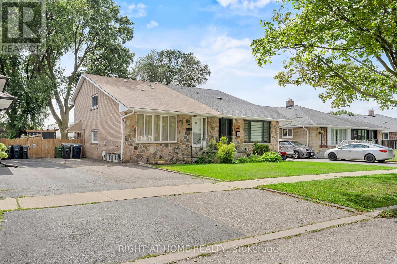 19 Dunsany Cres, Toronto, ON M9R 3W7
