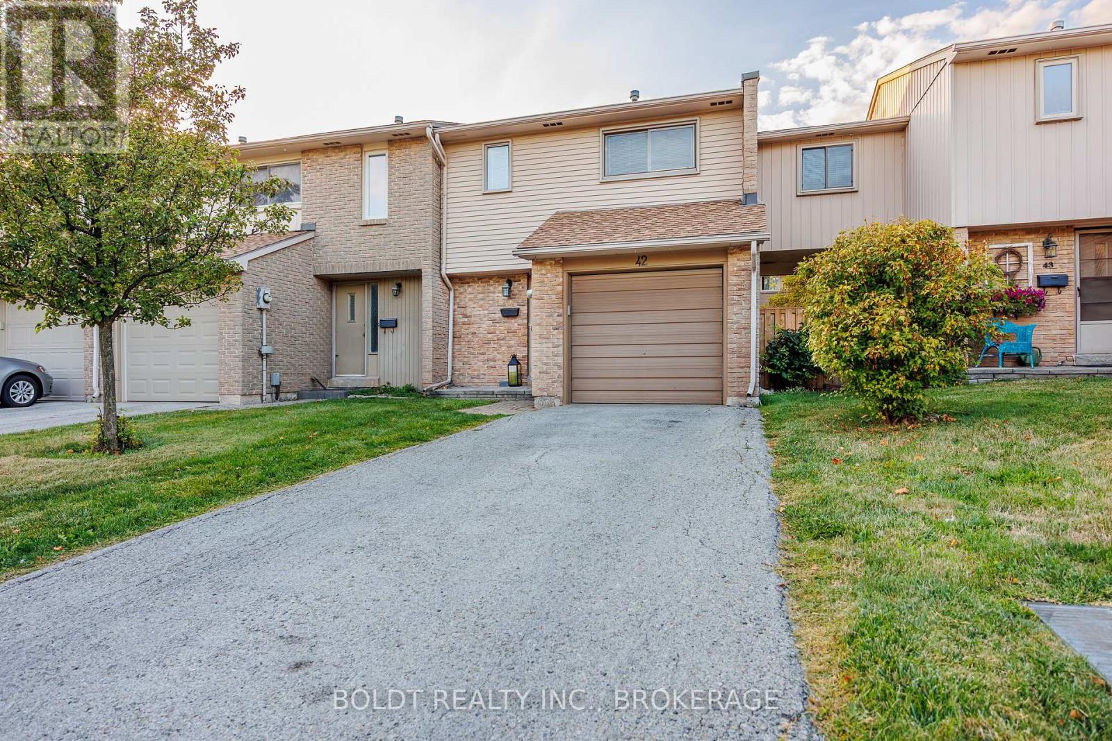 42 1532 Lancaster Dr, Oakville, ON L6H 2Z3