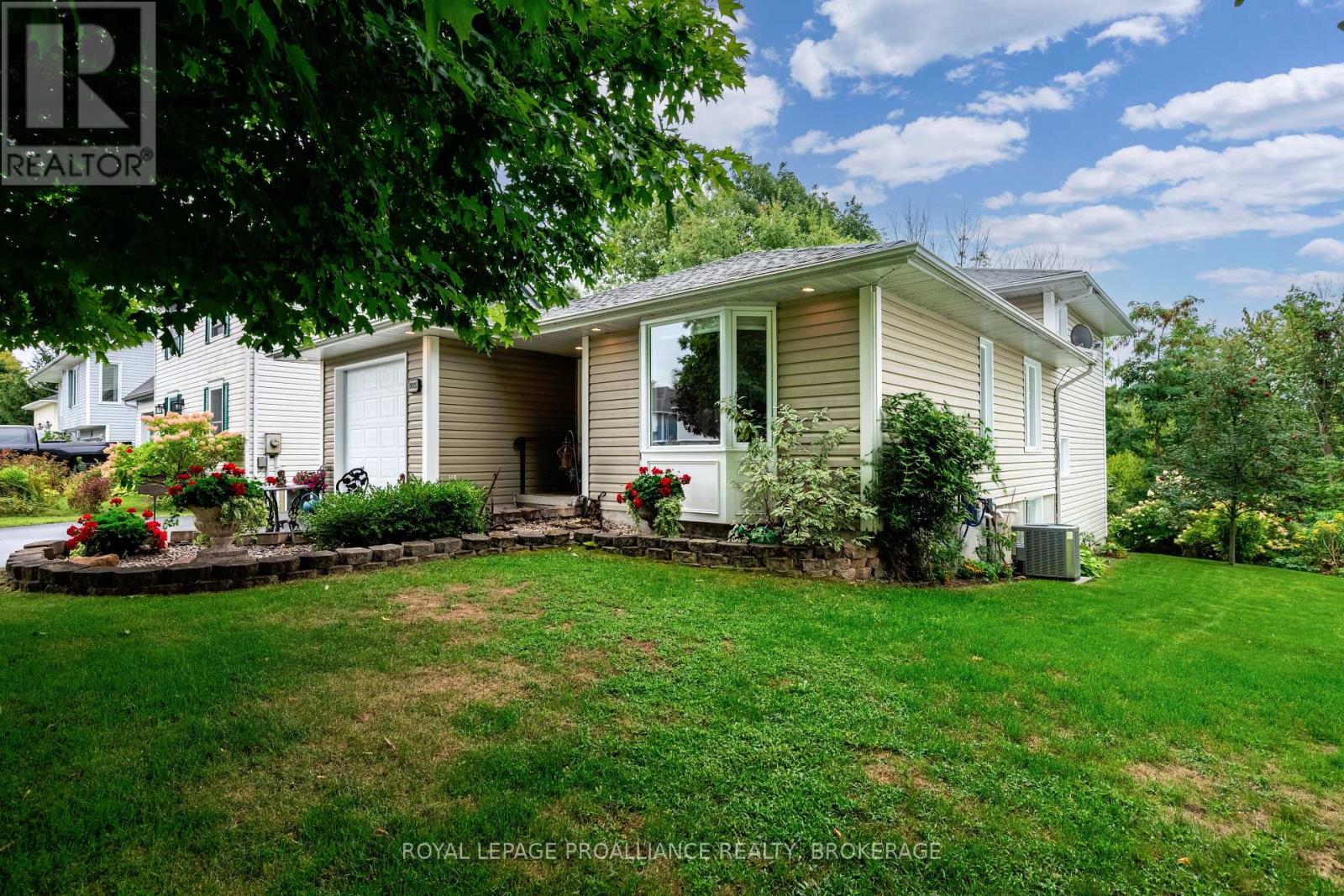 605 Arthur St, Gananoque, ON K7G 3C5