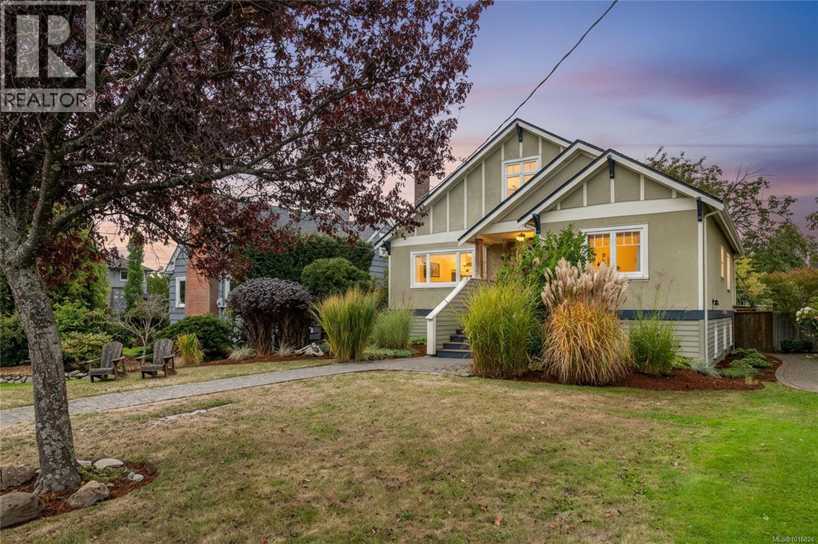 2709 Burdick Ave, Oak Bay, BC V8R 3L8