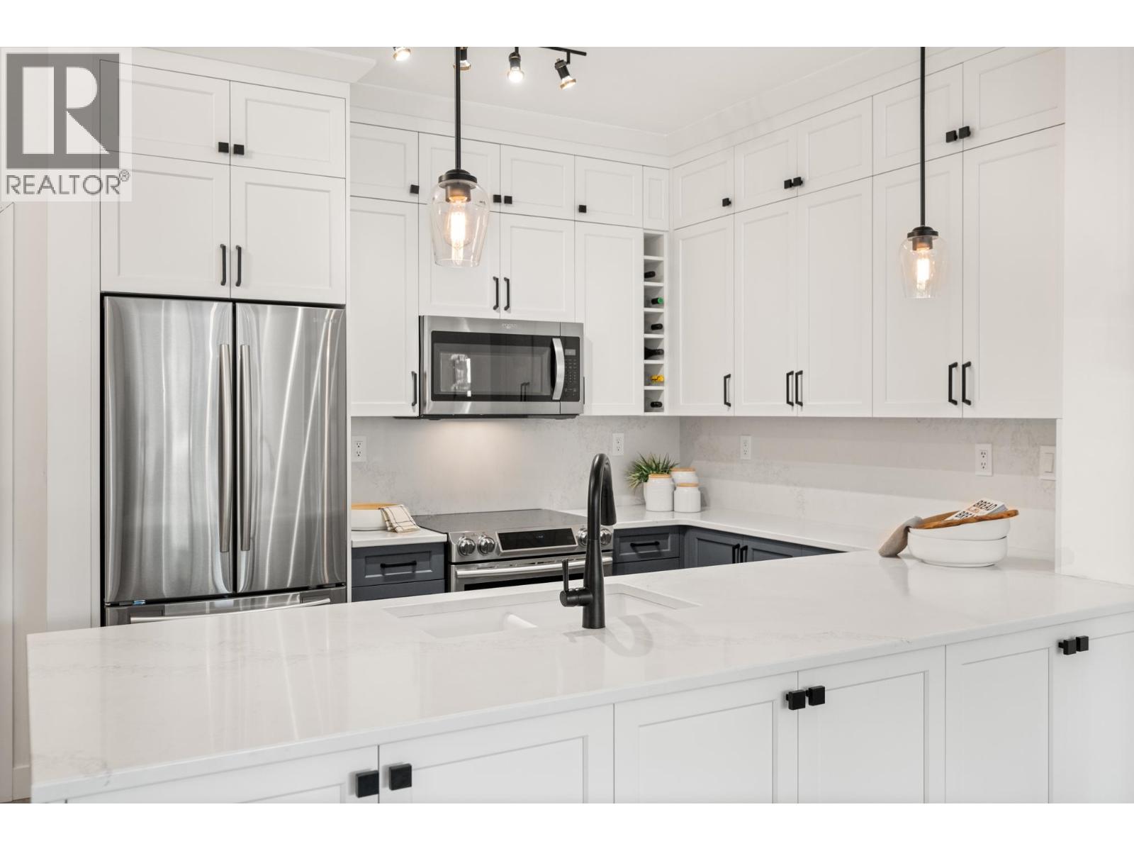 285 Ross Drive Unit 301, New Westminster, BC V3L 0B9