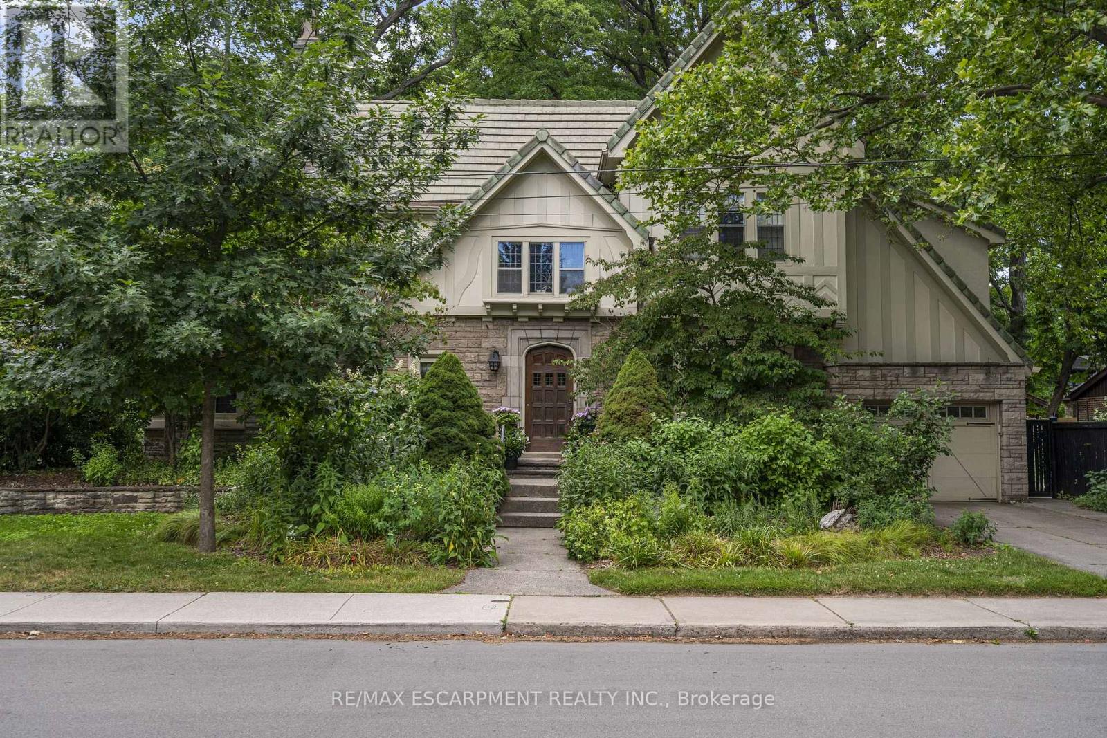 2 Oak Knoll Dr, Hamilton, ON L8S 4C3