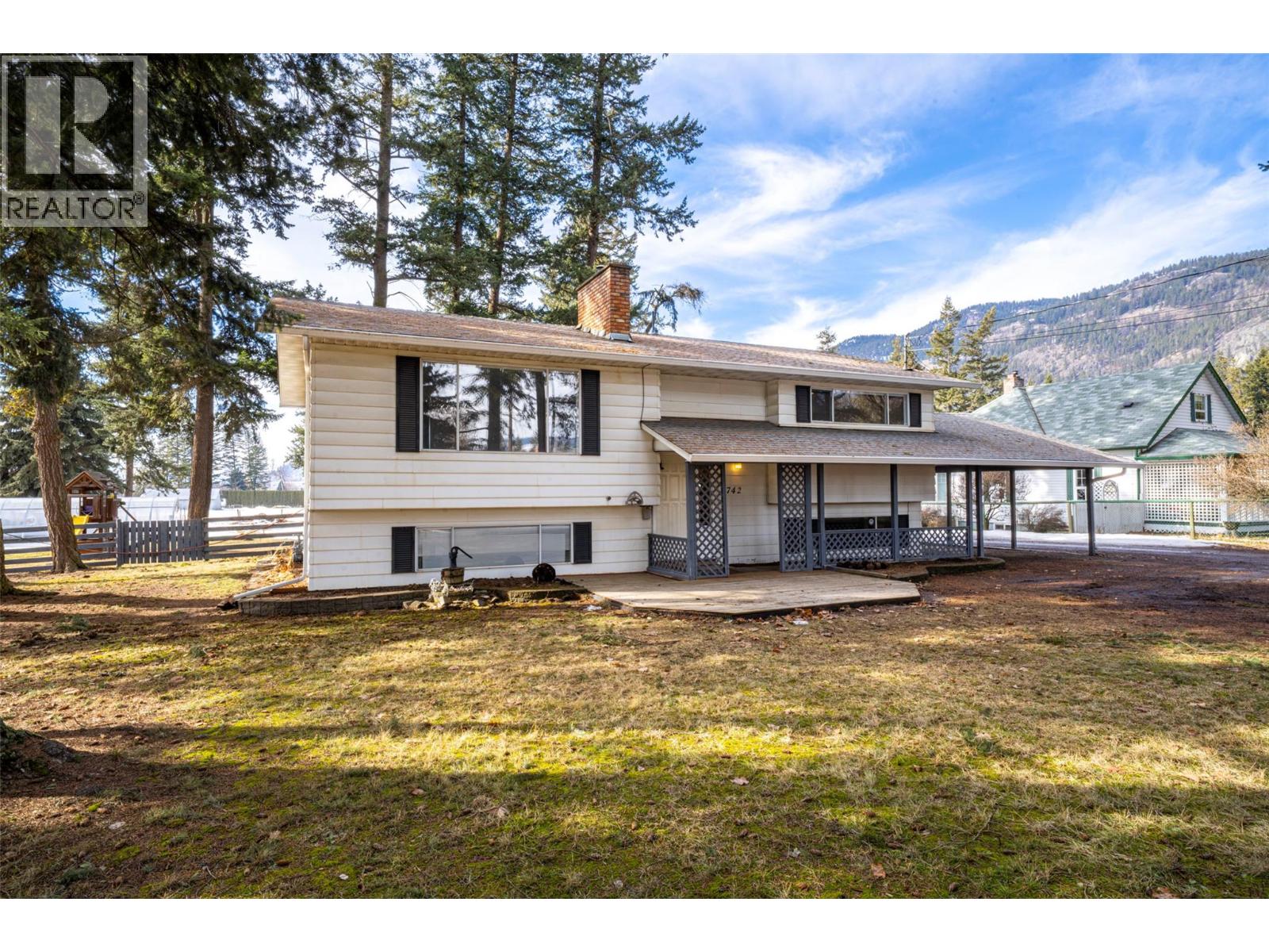 9742 Park Ln, Coldstream, BC V1B 3E4