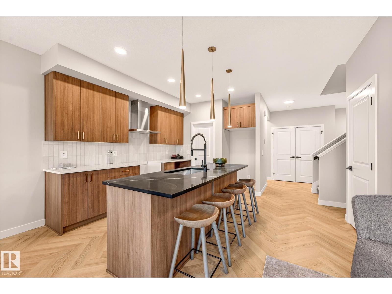 8207 Kiriak Lo SW, Edmonton, AB T6W 5S2