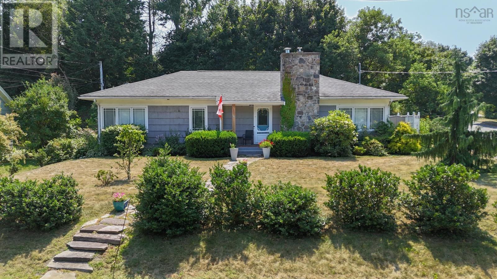 141 Crescent St, Bridgewater, NS B4V 1K9