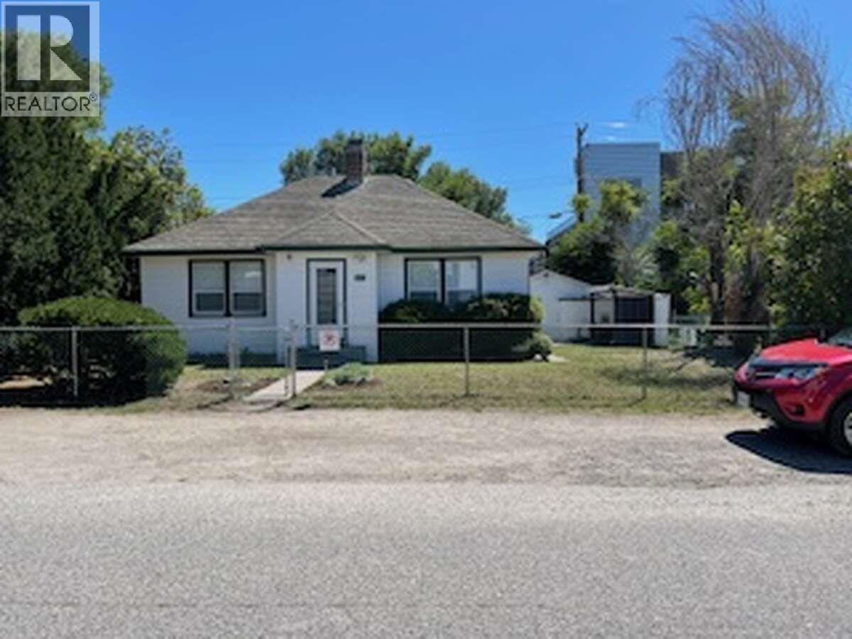 605 Wardlaw Ave, Kelowna, BC V1Y 5B6