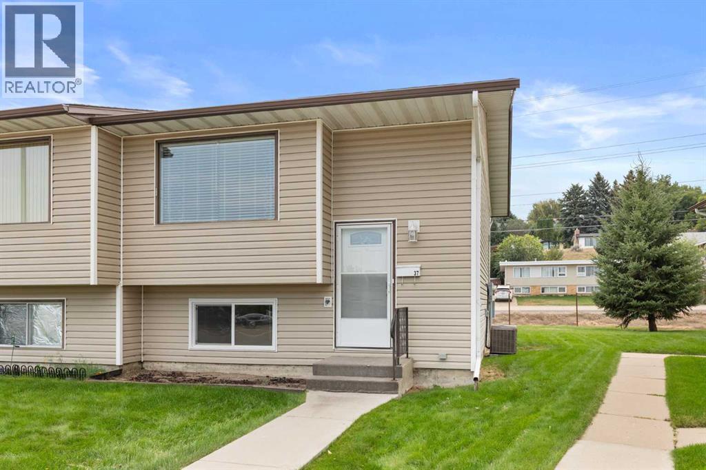 37 Link Ct SW, Medicine Hat, AB T1A 7X6