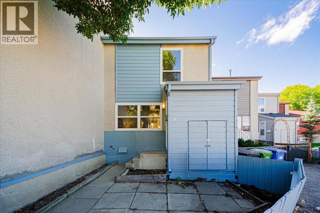 13 Penworth Close SE, Calgary, AB T2A 5N4