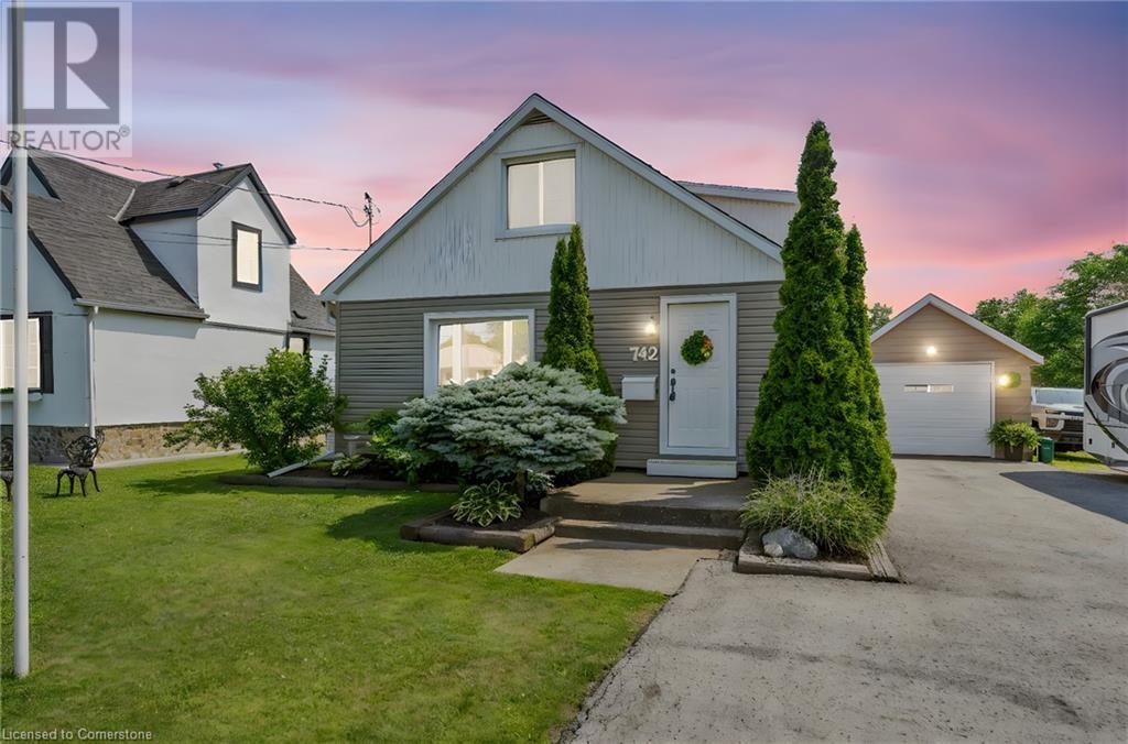 742 Broadway St, Welland, ON L3C 5M8