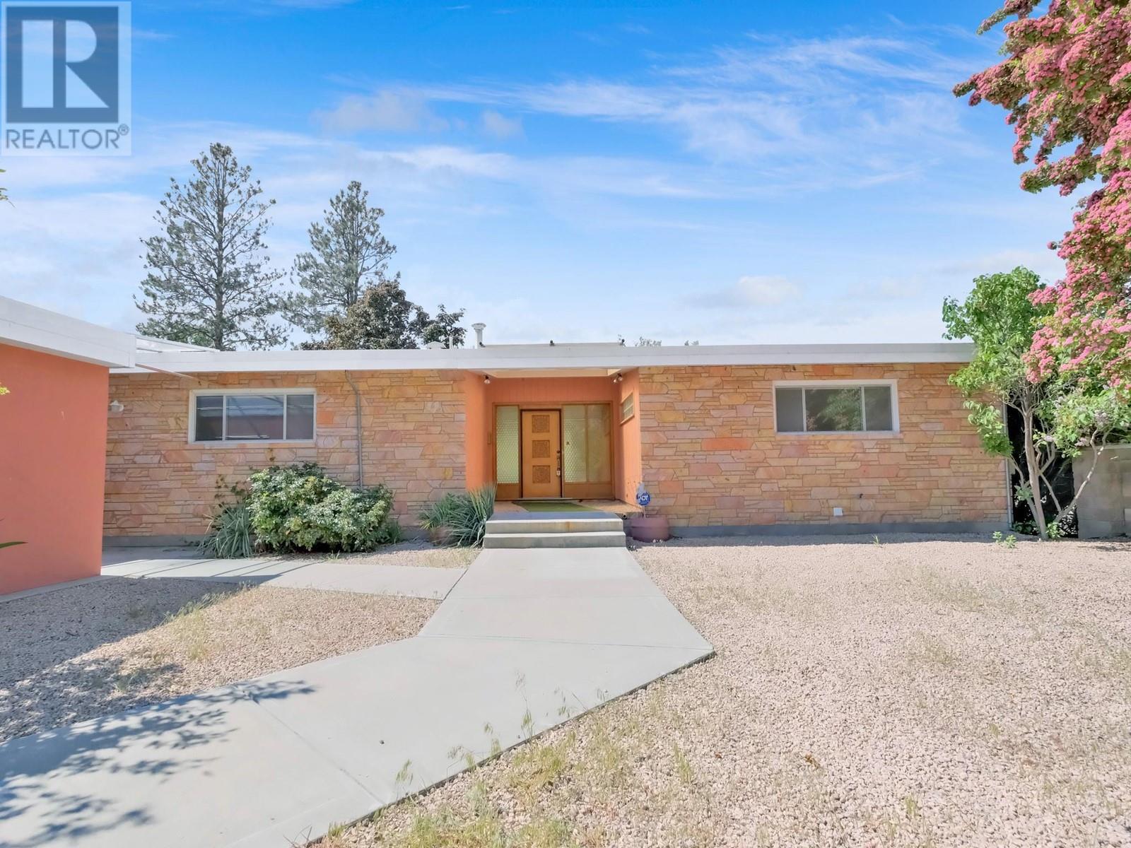 102 Derenzy Pl, Penticton, BC V2A 8W7