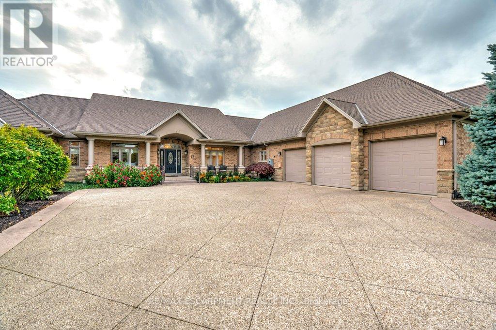 17 Tews Ln, Hamilton, ON L9H 7N4