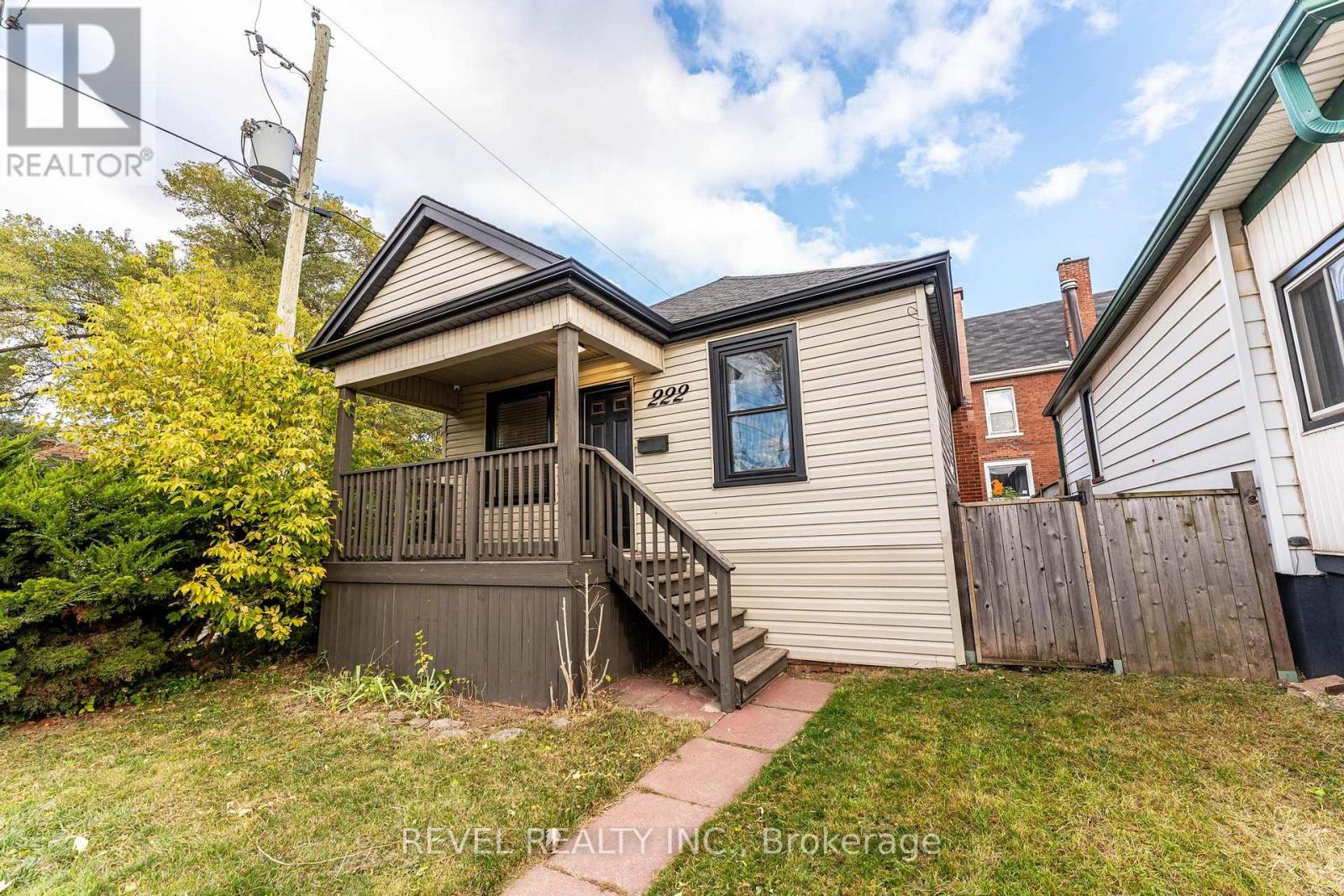 222 Kensington Ave N, Hamilton, ON L8L 7N7