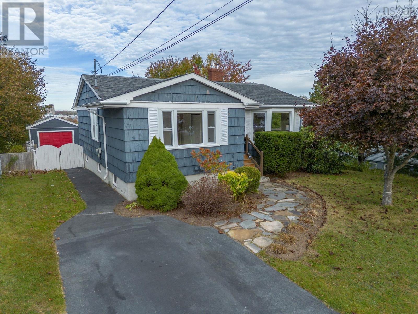 10 Sarnia Ave, Dartmouth, NS B2Y 1Y5