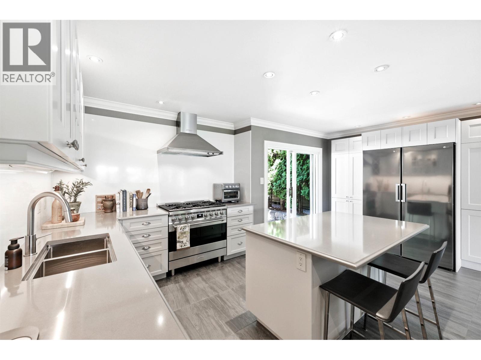 4817 Meadfeild Rd, West Vancouver, BC V7W 3E6