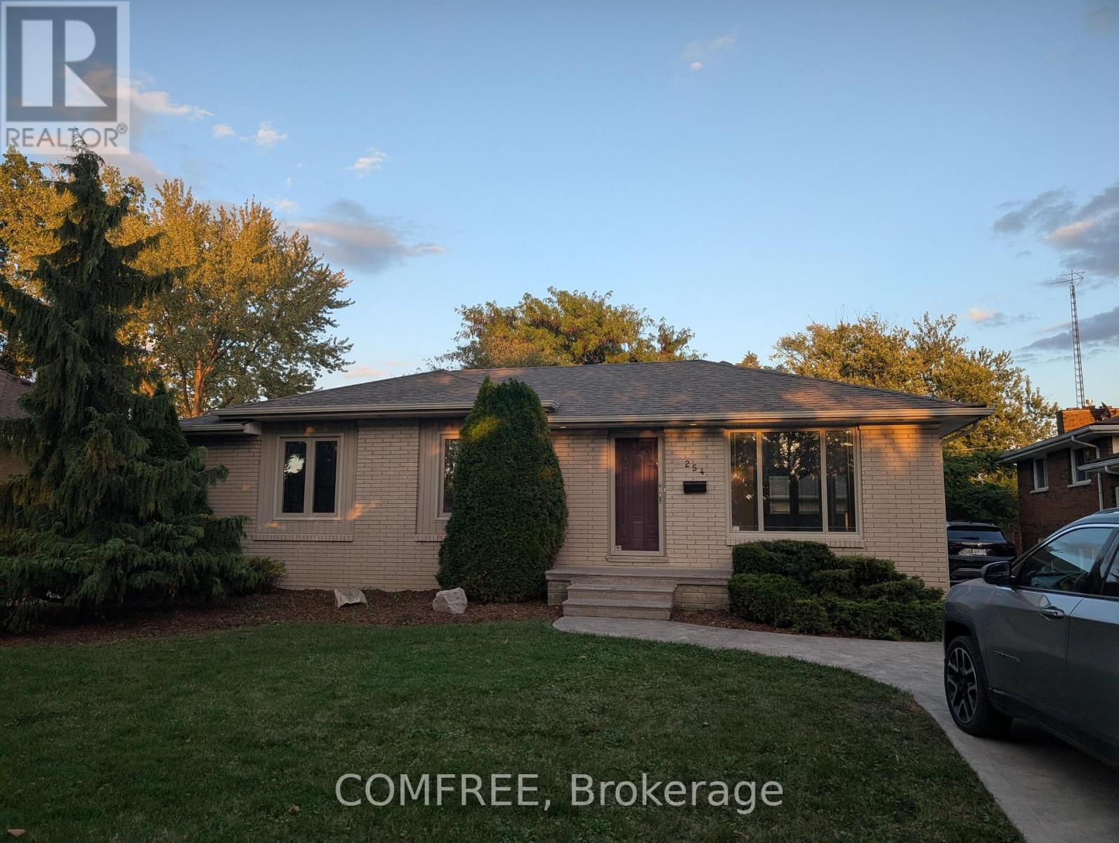 254 Grace Rd, Tecumseh, ON N8N 2G7