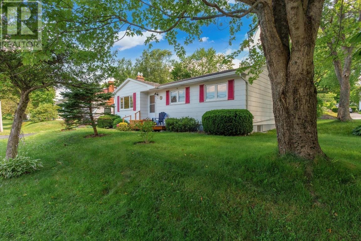 37 Robert Dr, Dartmouth, NS B2W 2A2
