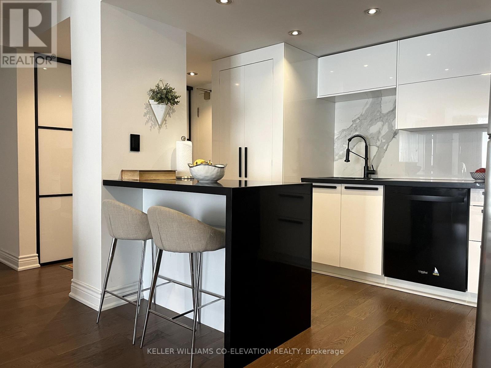 707 2091 Hurontario St, Mississauga, ON L5A 4E6