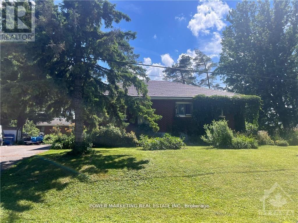 28 Myrle Ave, Ottawa, ON K2H 8E6
