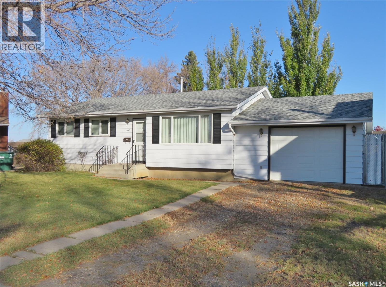 74 Galbraith Cres, Saskatoon, SK S7M 4H1