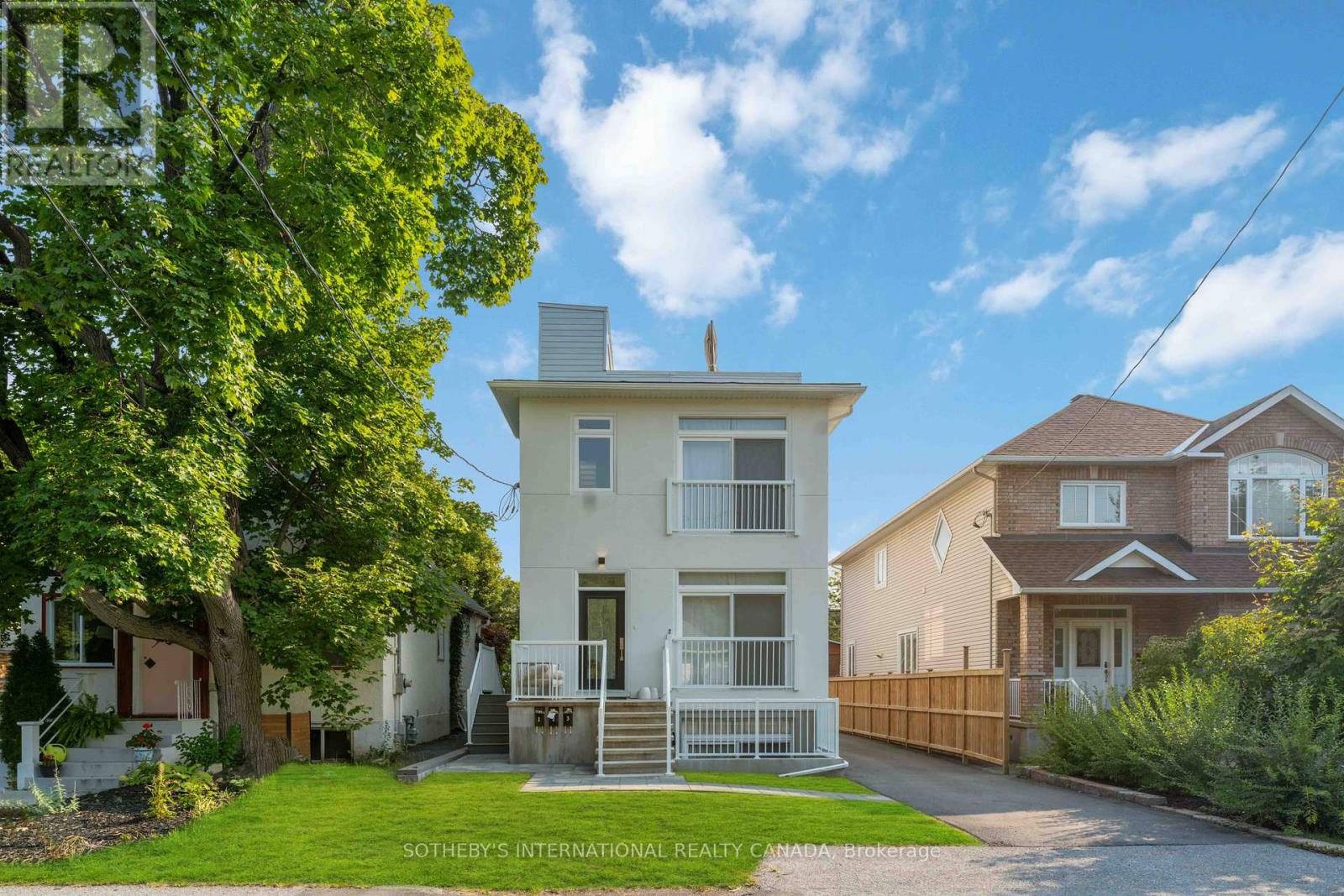 683 Melbourne Ave, Ottawa, ON K2A 1X4
