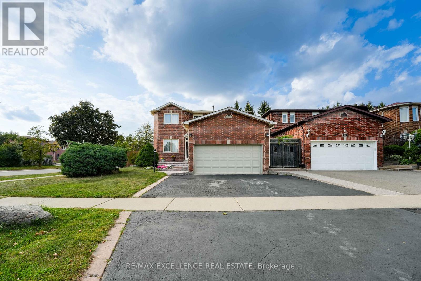 99 Castlehill Rd, Brampton, ON L6X 4C3