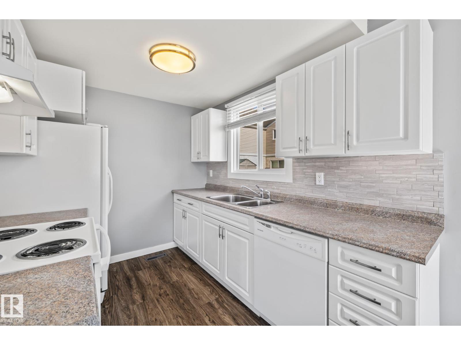 2 Clareview Vg NW #b, Edmonton, AB T5A 3P2