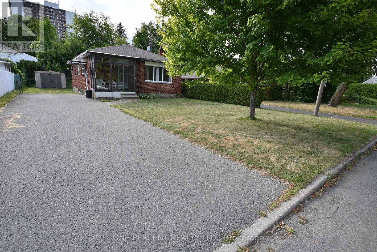 944 Eve St, Ottawa, ON K1K 3R4