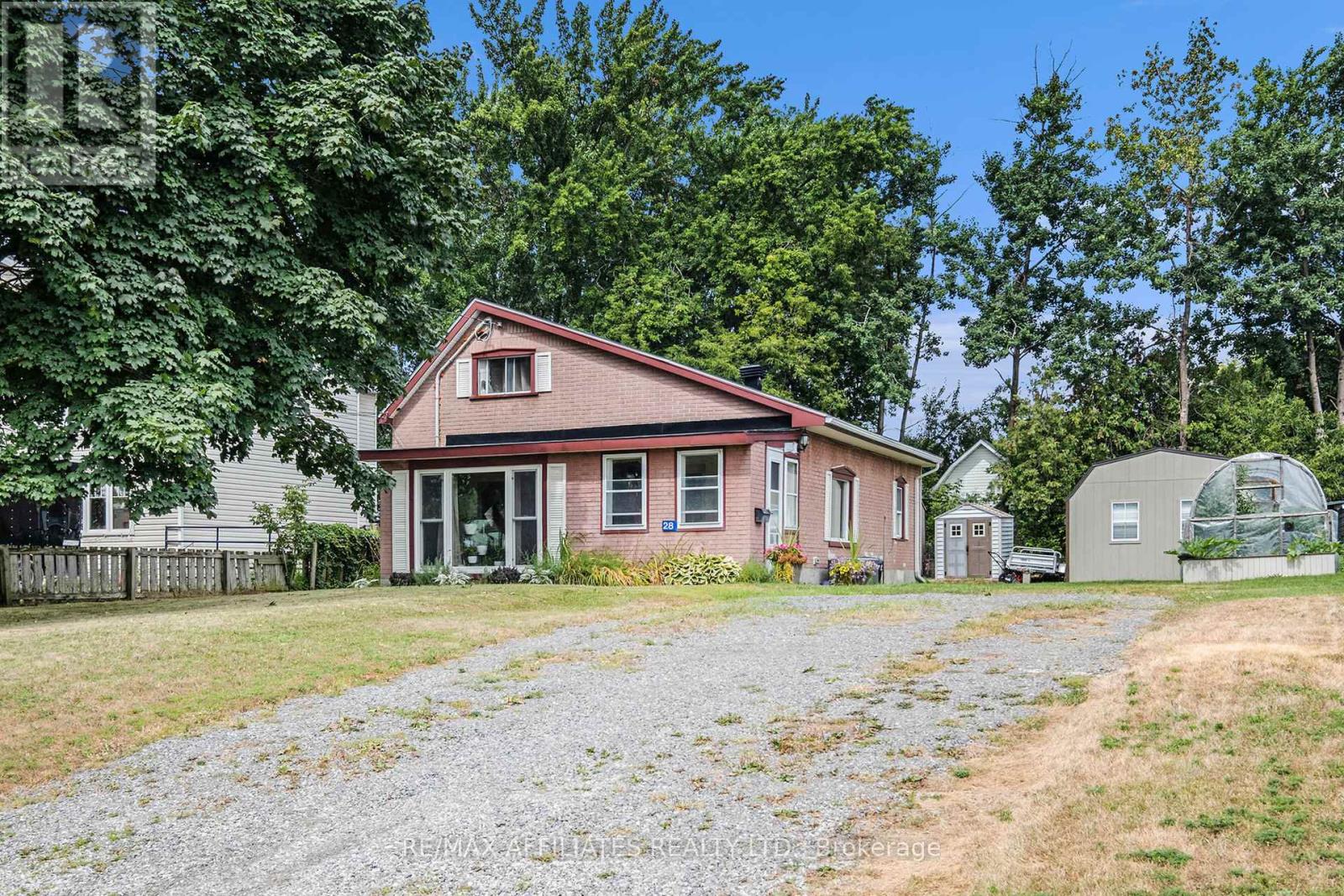 28 5th Street St, Smiths Falls, ON K7A 3K2