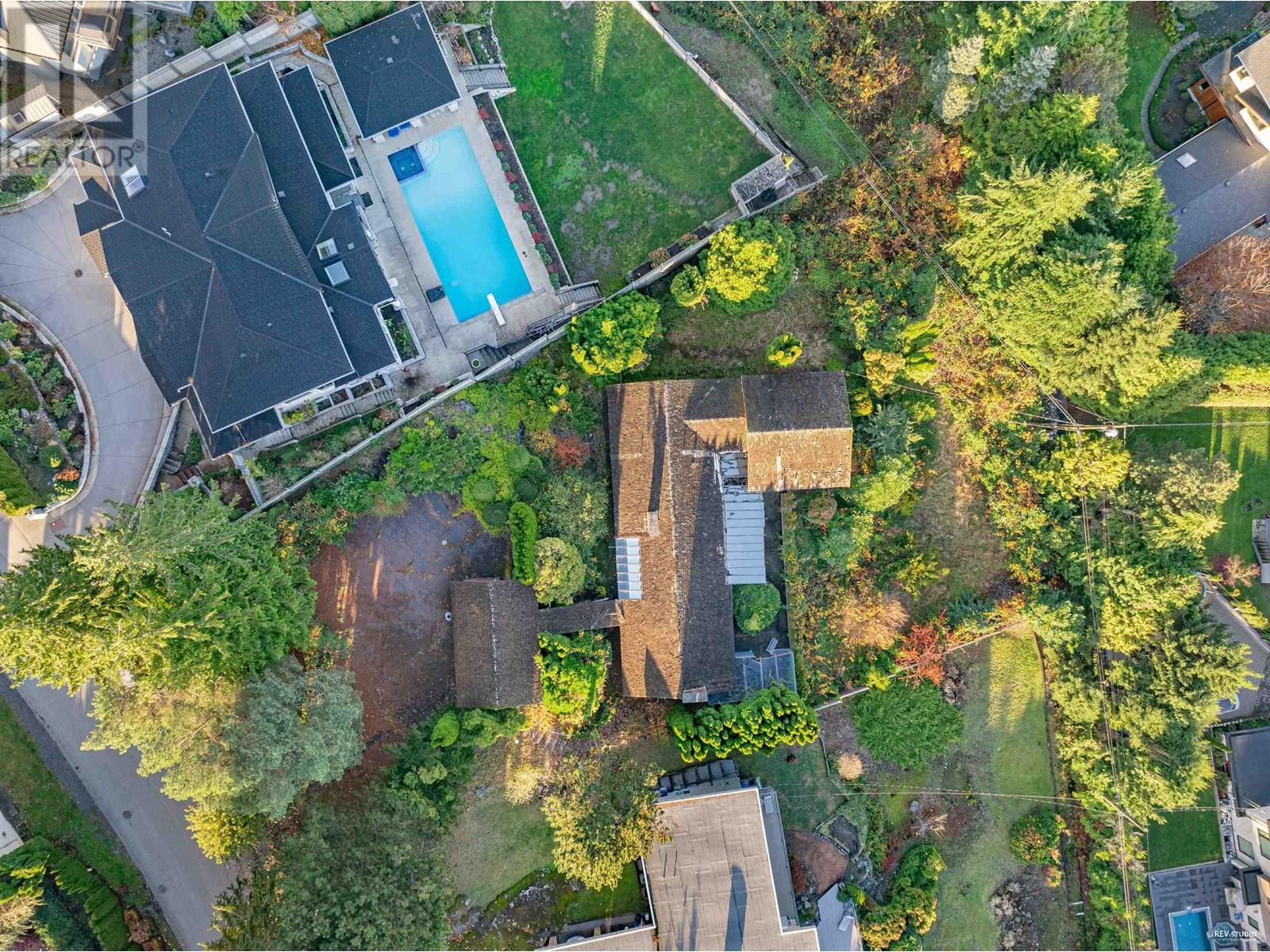 1094 Hillside Rd, West Vancouver, BC V7S 2E9