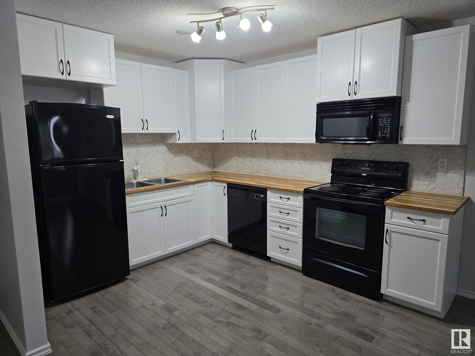 9725 82 Avenue Northwest #302, Edmonton, AB T6E 1Y6