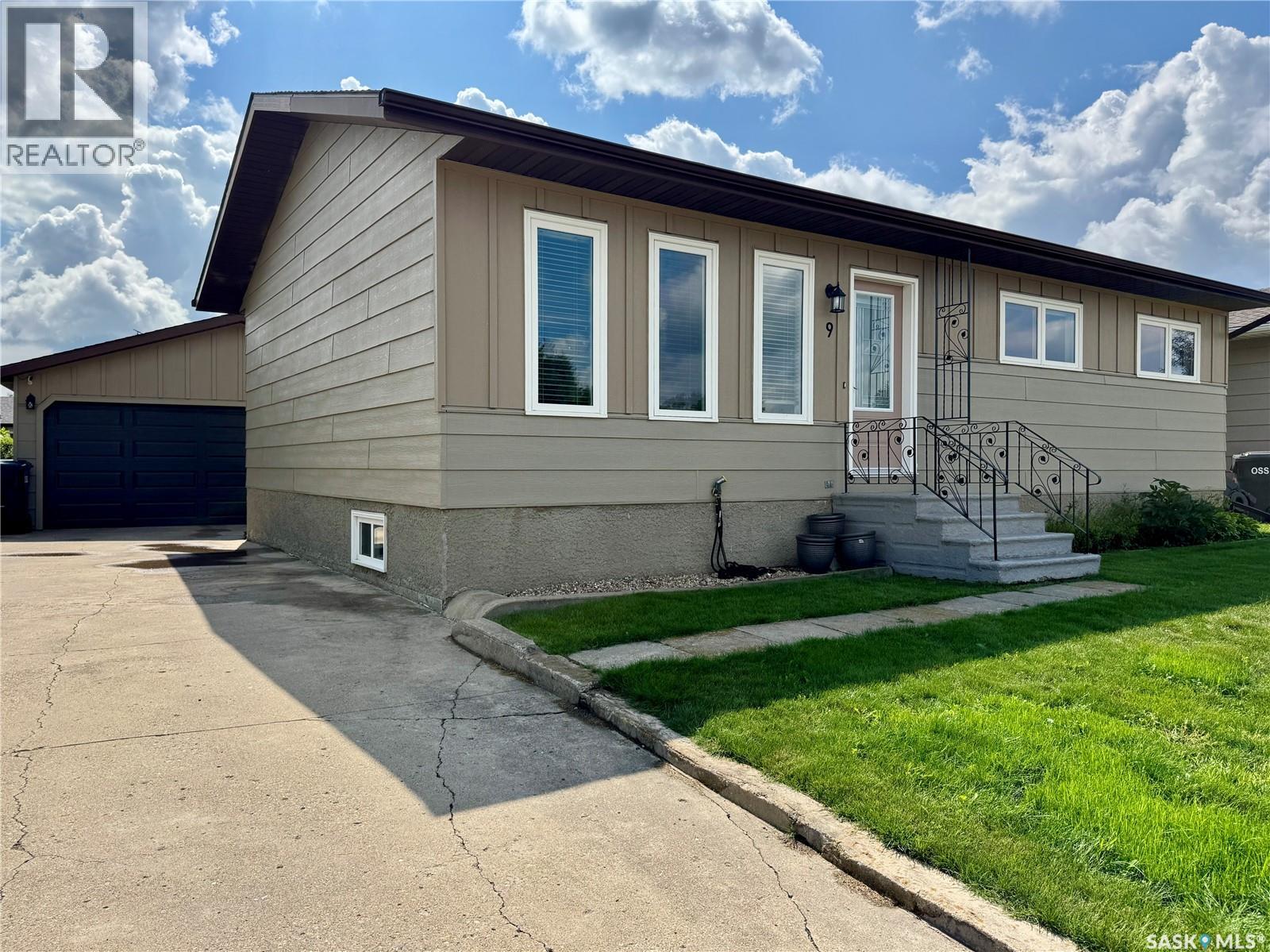 9 Bull Cres, Yorkton, SK S3N 3Y5