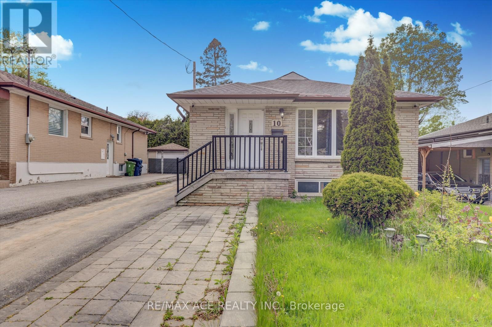 10 Blakemanor Blvd, Toronto, ON M1J 2W4
