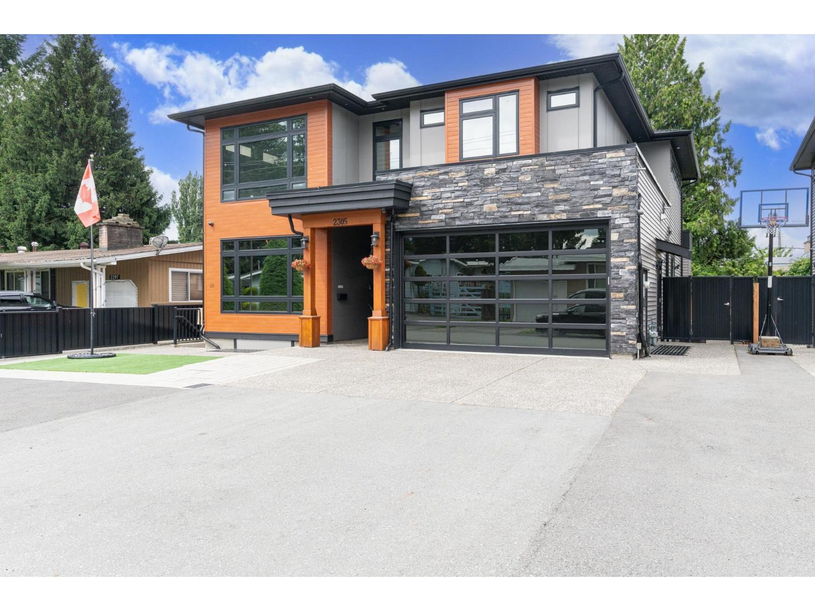 2305 Lynden St, Abbotsford, BC V2T 3B8