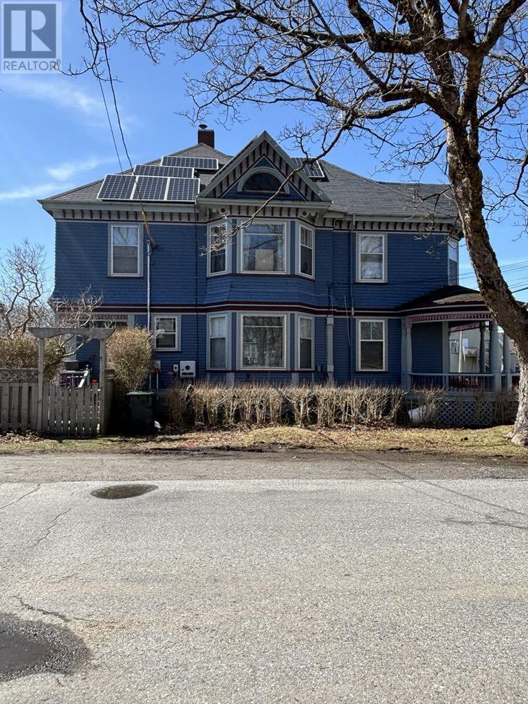 67 Cliff St, Yarmouth, NS B5A 3J1