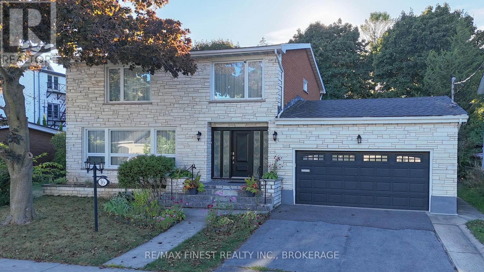 16 Pembroke St, Kingston, ON K7L 4N4