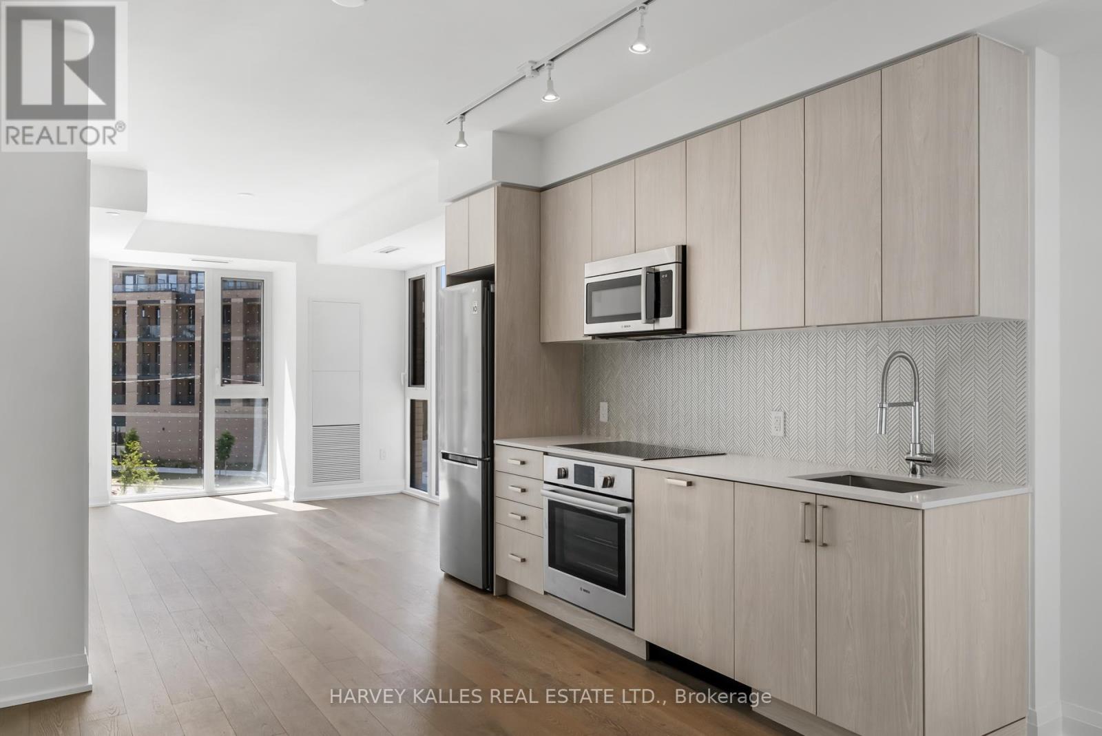 305 293 The Kingsway, Toronto Edenbridge-humber Valley, ON M9A 3A9