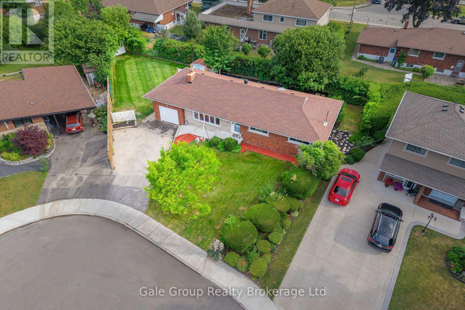 15 Kelvin Ct, Hamilton, ON L8E 1J2