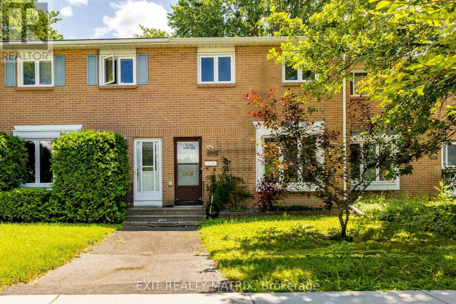 968 Meadowlands Dr, Ottawa, ON K2C 0K3
