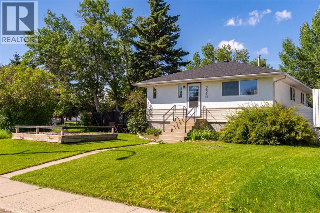 228 Lynnwood Dr SE, Calgary, AB T2C 0S9