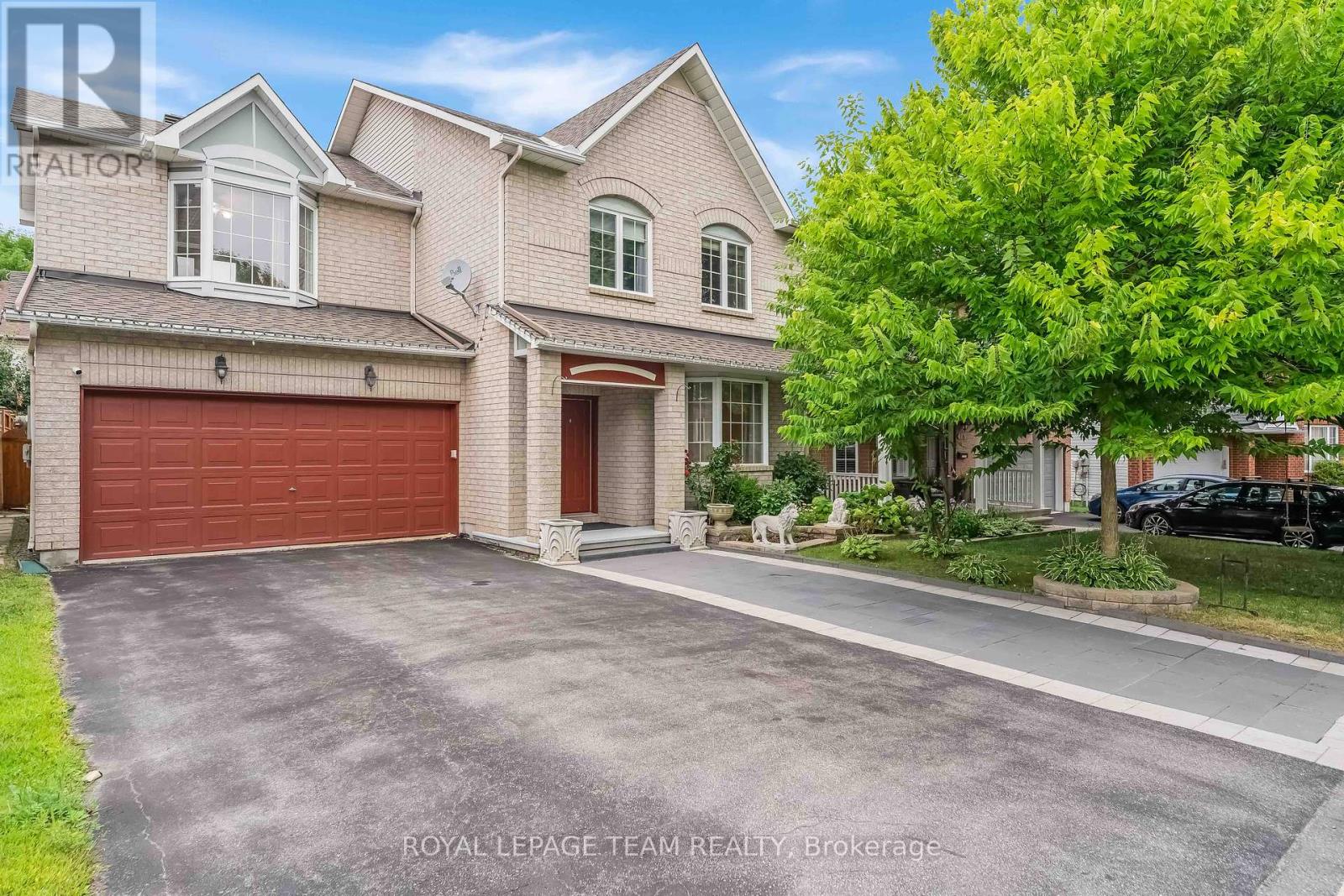 18 Oakham Rdg, Ottawa, ON K2K 3B3