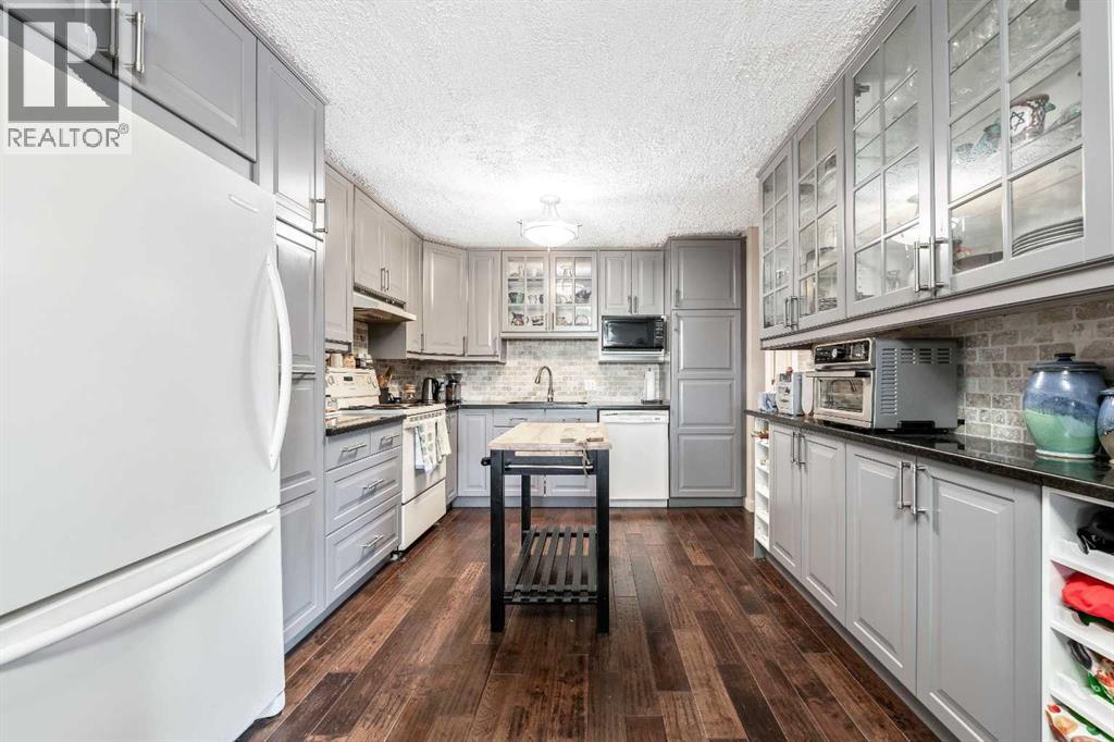 310 Brookmere Road Sw Unit 10, Calgary, AB T2W 2T7