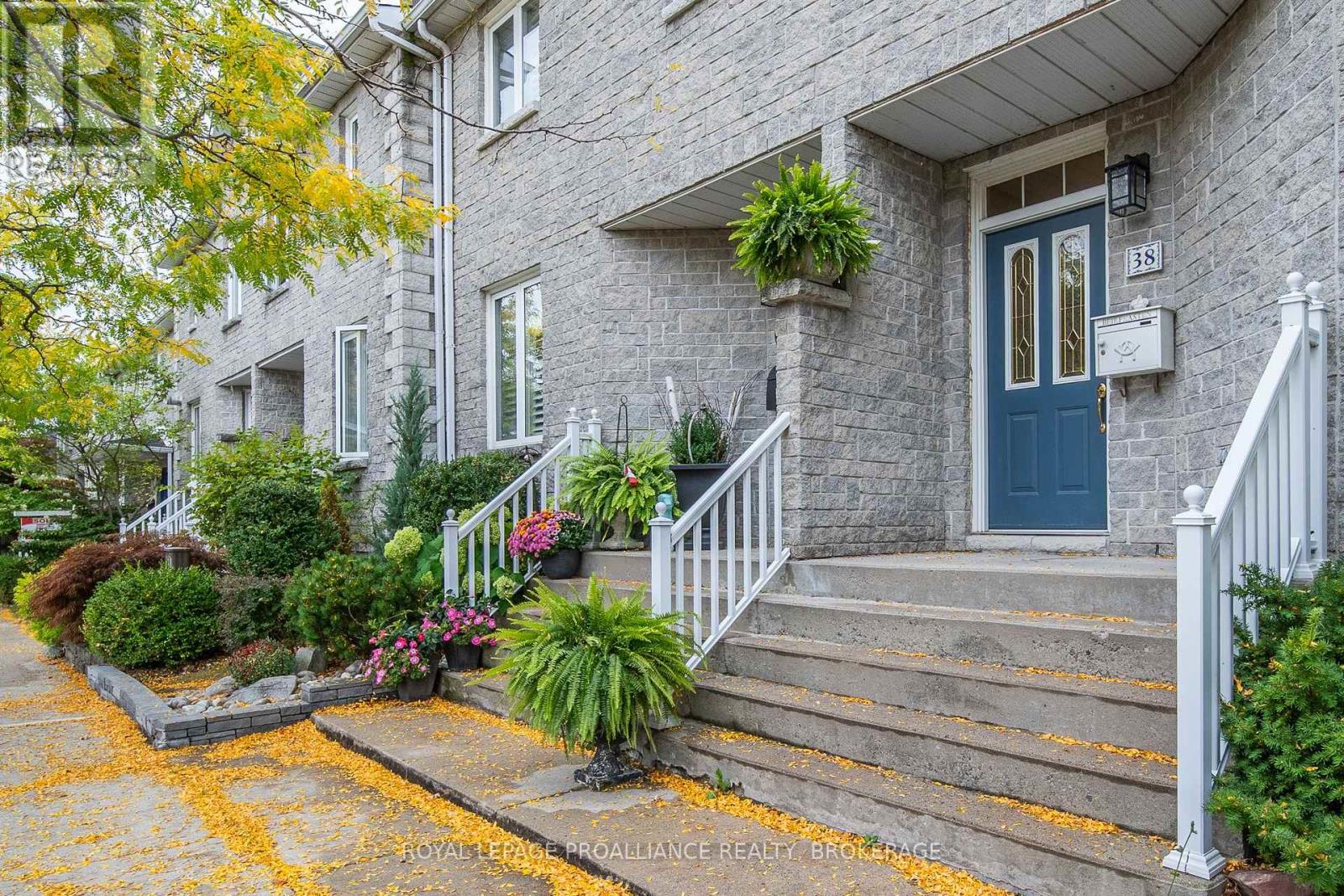 38 Yonge St, Kingston, ON K7M 1E3