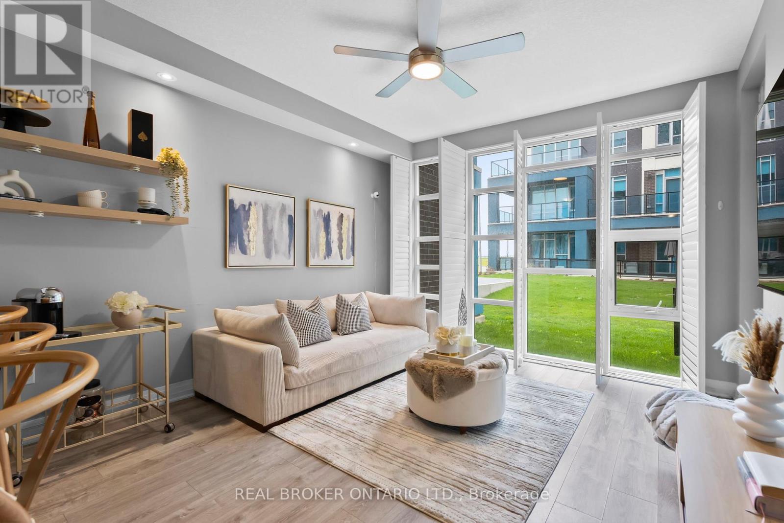 110 10 Concord Pl W, Grimsby, ON L3M 0G6