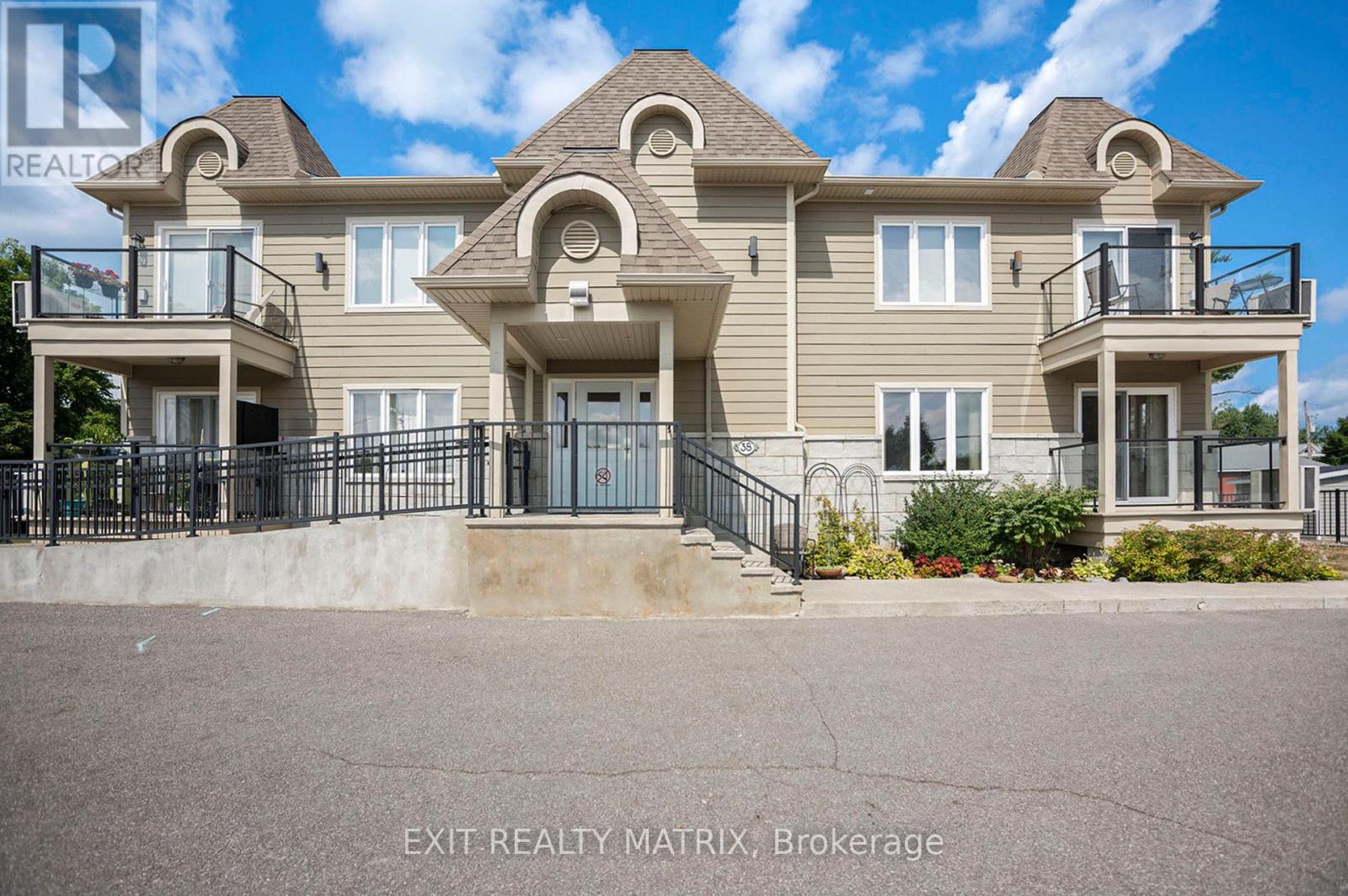 206 38 Charles St, North Stormont, ON K0A 1R0