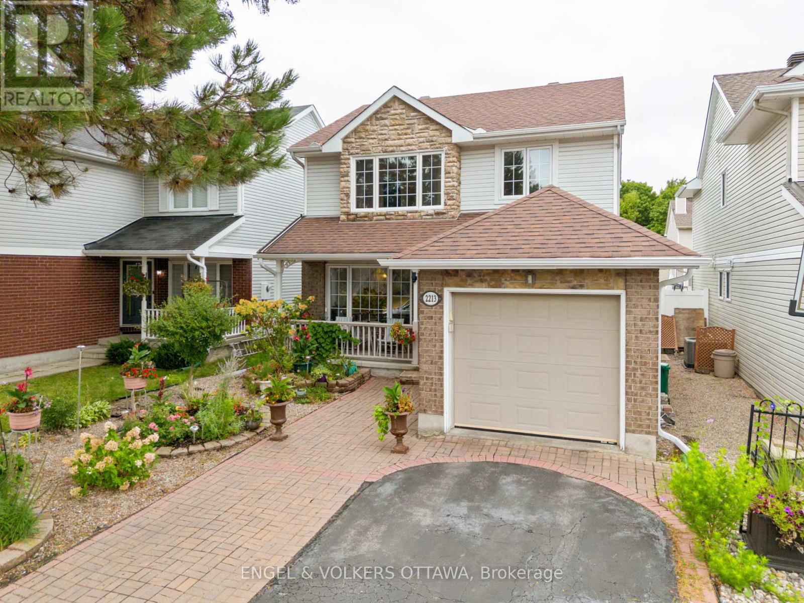 2213 Noblewood Way, Ottawa, ON K1W 1E7