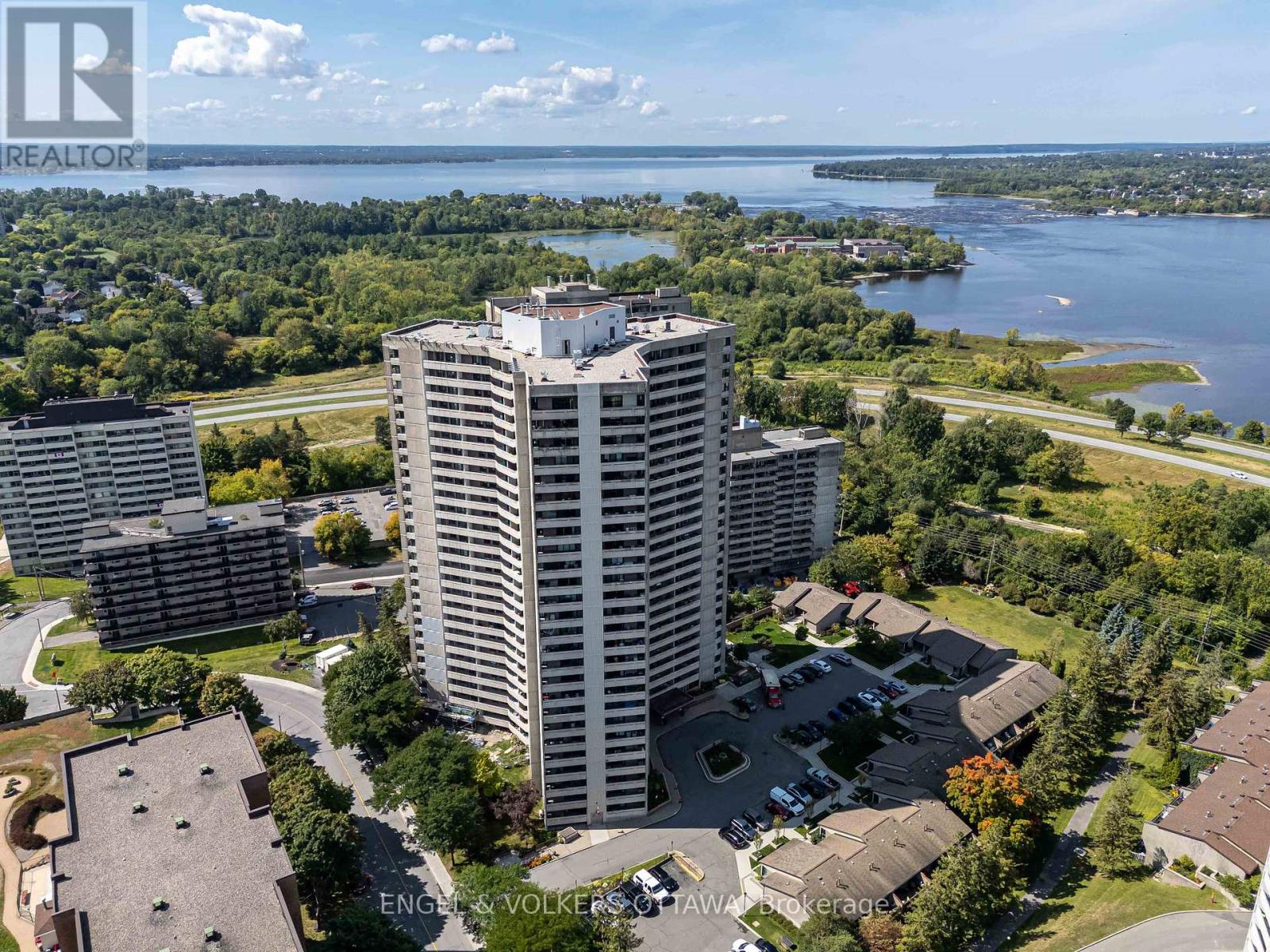 606 1171 Ambleside Dr, Ottawa, ON K2B 8E1