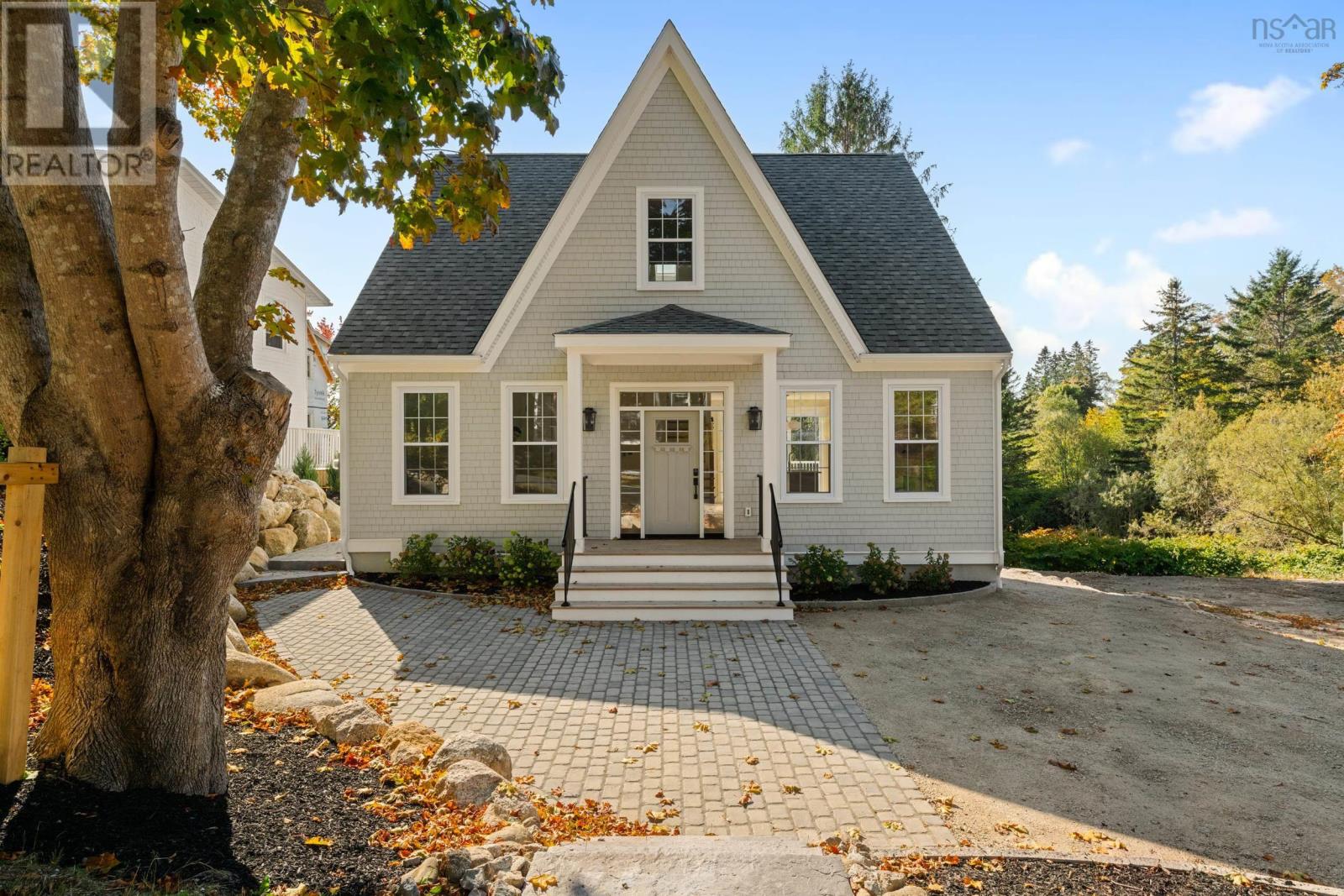 59 Union St, Chester, NS B0J 1J0